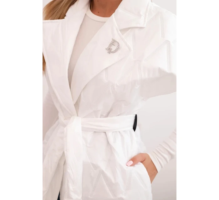 Dámska prešívaná vesta s opaskom a širokým golierom biela