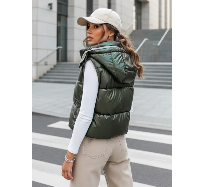 Dámská prošívaná vesta zelená Dstreet model 21969997 - FashionStreet Dámská prošívaná vesta zelená Dstreet model 21969997 - FashionStreet