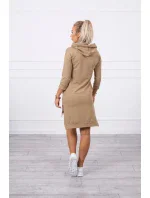 Šaty s delšími zády a barevným model 18745252 potiskem - K-Fashion Šaty s delšími zády a barevným model 18745252 potiskem - K-Fashion