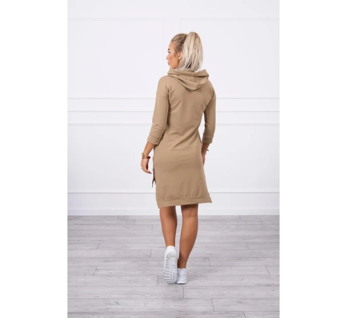 Šaty s delšími zády a barevným model 18745252 potiskem - K-Fashion Šaty s delšími zády a barevným model 18745252 potiskem - K-Fashion