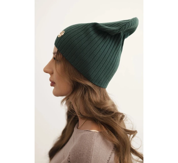 Dámská čepice s proužky a ozdobným knoflíkem s přídavkem vlny a modalu zelená Dámská čepice s proužky a ozdobným knoflíkem s přídavkem vlny a modalu zelená