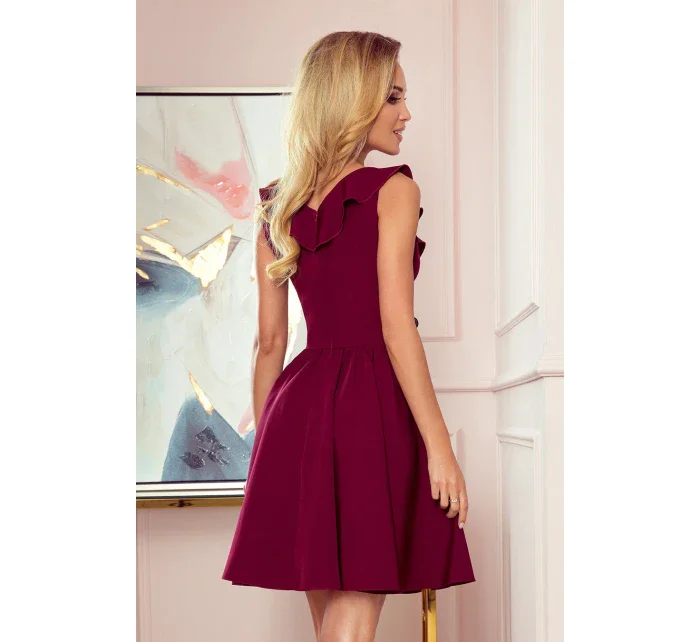 Dámské šaty ve vínové bordó barvě s volánky ve výstřihu model 8457542 - numoco Dámské šaty ve vínové bordó barvě s volánky ve výstřihu model 8457542 - numoco