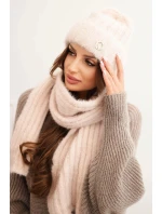 Súprava dámskeho klobúka a dlhého šálu z mäkkej priadze svetlej púdrovo ružovej farby Súprava dámskeho klobúka a dlhého šálu z mäkkej priadze svetlej púdrovo ružovej farby