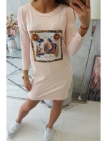 Šaty s 3D grafikou a zdobenými volánikmi púdrovo ružové Šaty s 3D grafikou a zdobenými volánikmi púdrovo ružové