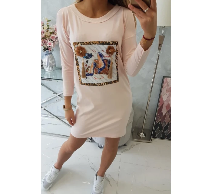 Šaty s 3D grafikou a zdobenými volánikmi púdrovo ružové Šaty s 3D grafikou a zdobenými volánikmi púdrovo ružové