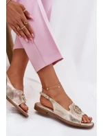 Dámské sandály na plochém podpatku s ozdobou model 21698206 zlaté - S.Barski Dámské sandály na plochém podpatku s ozdobou model 21698206 zlaté - S.Barski