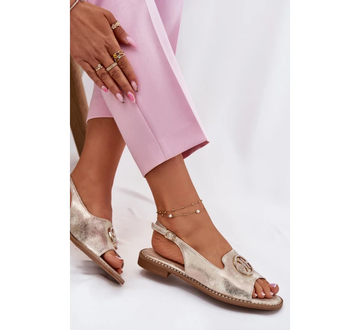 Dámské sandály na plochém podpatku s ozdobou model 21698206 zlaté - S.Barski Dámské sandály na plochém podpatku s ozdobou model 21698206 zlaté - S.Barski