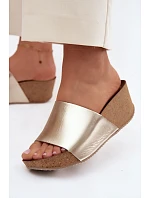 model 22136747 kožené dámské pantofle na korkové platformě zlaté - Zazoo