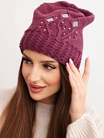 Dámska zimná čiapka s vlnou zdobená flitrami a pletením K473 tmavo fialová