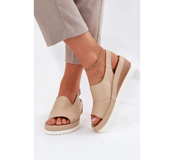 Dámské kožené sandály na klínu model 21696009 béžové - Artiker Dámské kožené sandály na klínu model 21696009 béžové - Artiker