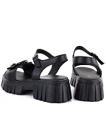 Dámske kožené sandále na platforme so zdobením čierne Vinceza 26-79611