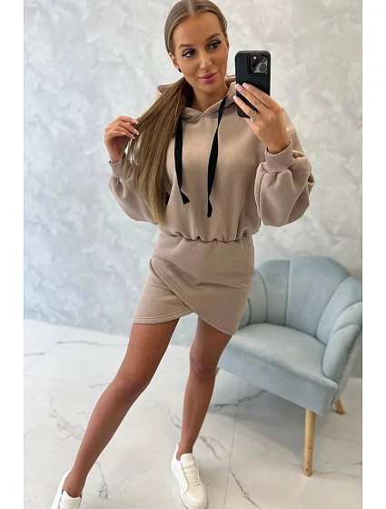 Zateplené šaty s obálkovým model 18752802 tmavě béžové - K-Fashion