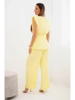Dámska plisovaná súprava z viskózy s viazanou blúzkou a širokými nohavicami žltá