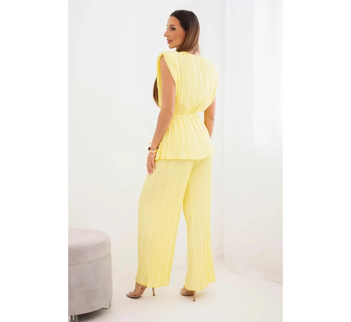 Dámska plisovaná súprava z viskózy s viazanou blúzkou a širokými nohavicami žltá