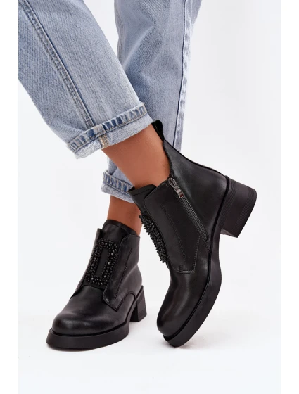 Kožené dámské kotníkové boty na klínu s ozdobou D a model 21718420 Černé - D&A