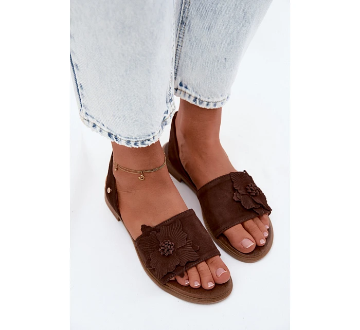 Kožené semišové sandály na nízkém podpatku s ozdobným květem model 22122974 Čokoládové - Zazoo