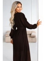 model 21787448 KLARA plisované elegantní midi šaty s páskem a výstřihem čokoládové - numoco basic