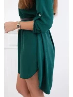 Šaty s delšími zády a pásem tmavě zelená
