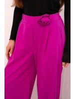 Dámske elegantné nohavice so širokými nohavicami a ozdobným kvetom tmavo fialovej farby Dámske elegantné nohavice so širokými nohavicami a ozdobným kvetom tmavo fialovej farby