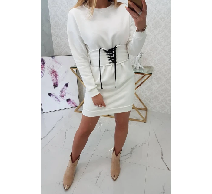 Zateplené šaty s ozdobným páskem ecru