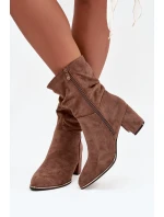 Zateplené dámské kotníkové boty s řasením na sloupkovém podpatku hnědé model 21711655 - Boto Zateplené dámské kotníkové boty s řasením na sloupkovém podpatku hnědé model 21711655 - Boto