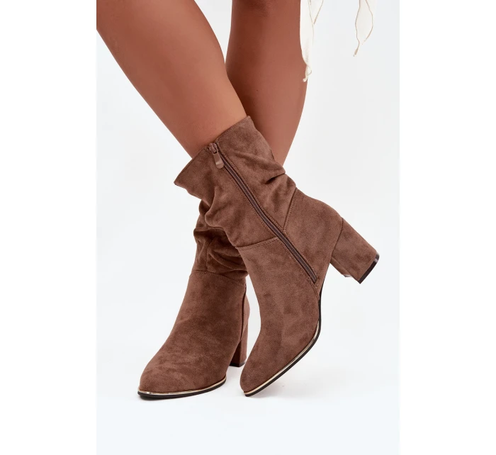 Zateplené dámské kotníkové boty s řasením na sloupkovém podpatku hnědé model 21711655 - Boto Zateplené dámské kotníkové boty s řasením na sloupkovém podpatku hnědé model 21711655 - Boto