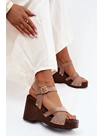 Dámské sandály na platformě se zlatými přezkami Béžové Velvra