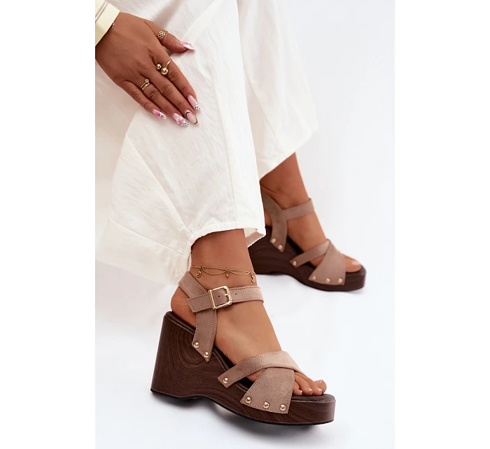 Dámské sandály na platformě se zlatými přezkami Béžové model 22122841 - Boto