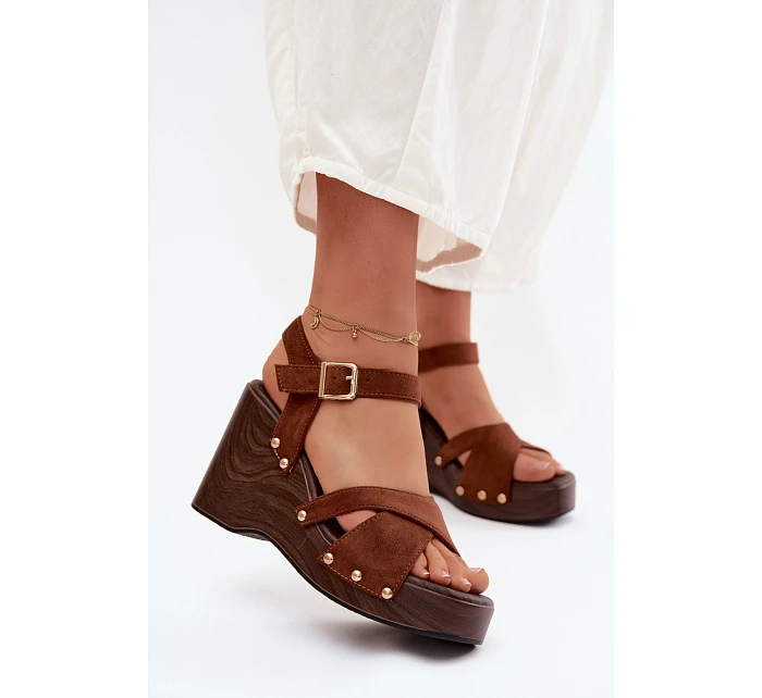 Dámské sandály na platformě se zlatými přezkami Camel model 22122848 - Boto