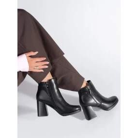 Originální černé  kotníčkové boty dámské na širokém podpatku