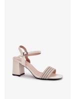 Sandále na podpätku model 213018 Vykročte štýlovo Sandále na podpätku model 213018 Vykročte štýlovo
