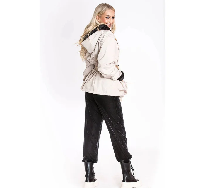 Krátká béžová dámská bunda s páskem model 17032530 - Ann Gissy Krátká béžová dámská bunda s páskem model 17032530 - Ann Gissy