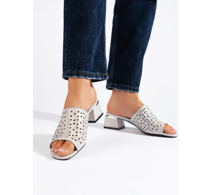 Luxusné strieborné dámske papuče na širokom podpätku Luxusné strieborné dámske papuče na širokom podpätku