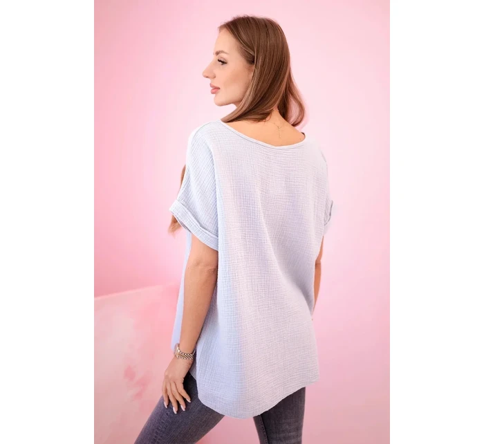 Mušelínová blúzka s fuchsiovým náhrdelníkom Mušelínová blúzka s fuchsiovým náhrdelníkom