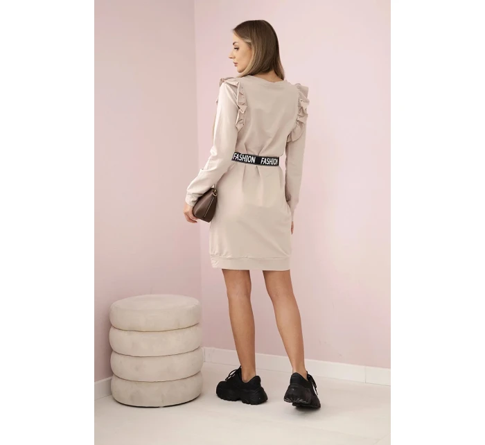 Dámské šaty s volánky a páskem béžový Dámské šaty s volánky a páskem béžový
