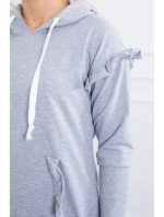 Šaty s ozdobnými volánky a kapucí šedé barvy Šaty s ozdobnými volánky a kapucí šedé barvy