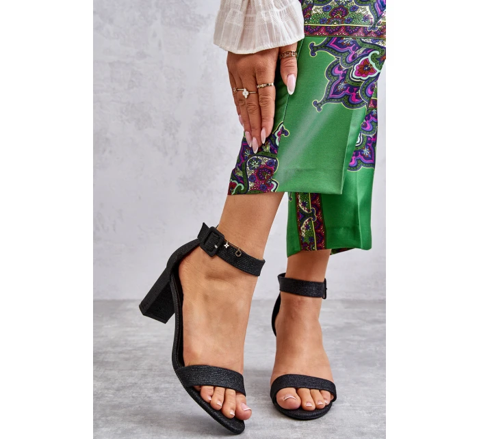 Lesklé sandály na podpatku Černé model 21608002 - Boto Lesklé sandály na podpatku Černé model 21608002 - Boto