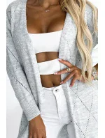 Šedý dámský kardigan přehoz přes oblečení s delší zadní částí a s ažurovým vzorem model 18854393 - numoco basic Šedý dámský kardigan přehoz přes oblečení s delší zadní částí a s ažurovým vzorem model 18854393 - numoco basic