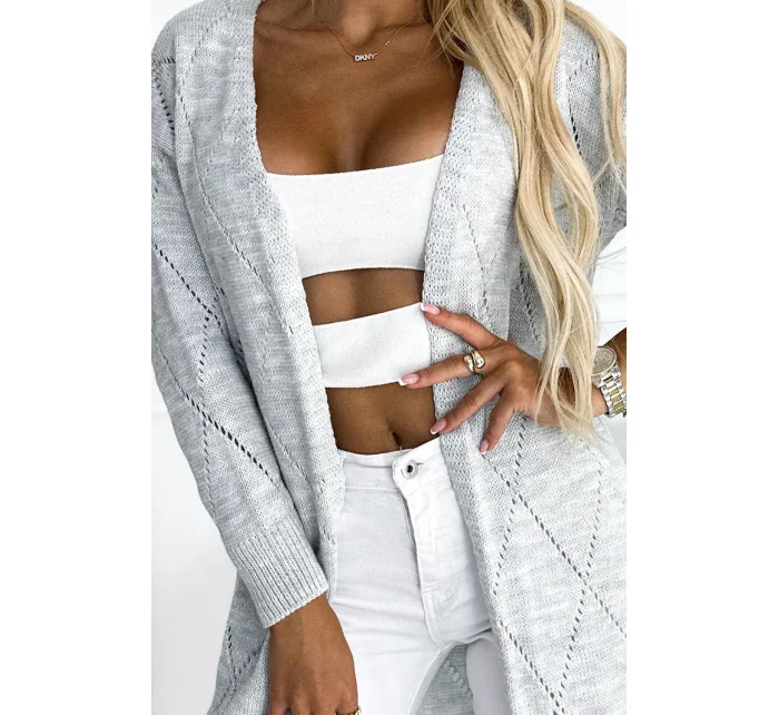 Šedý dámský kardigan přehoz přes oblečení s delší zadní částí a s ažurovým vzorem model 18854393 - numoco basic Šedý dámský kardigan přehoz přes oblečení s delší zadní částí a s ažurovým vzorem model 18854393 - numoco basic
