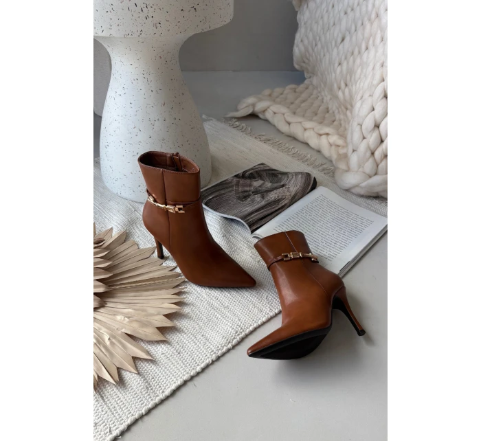 Dámské kotníkové boty na jehlovém podpatku s páskem a zlatým zateplené Camel model 21710800 - Boto