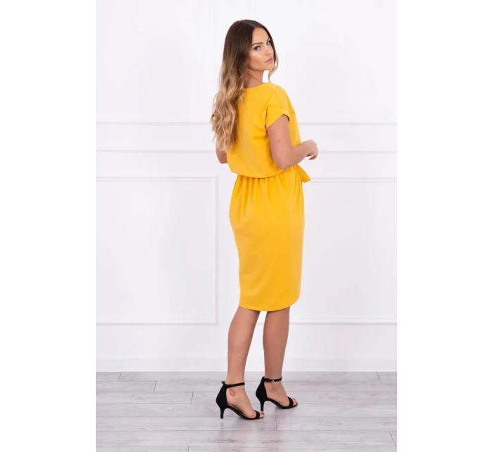 Šaty s obálkovým spodním dílem v hořčicové barvě
