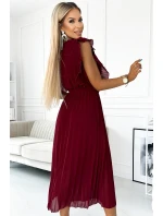 Plisované dámské šaty v vínové barvě s výstřihem a páskem model 21819820 - numoco basic Plisované dámské šaty v vínové barvě s výstřihem a páskem model 21819820 - numoco basic