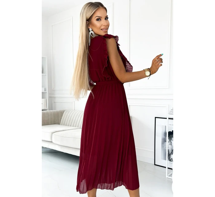 Plisované dámské šaty v vínové barvě s výstřihem a páskem model 21819820 - numoco basic Plisované dámské šaty v vínové barvě s výstřihem a páskem model 21819820 - numoco basic