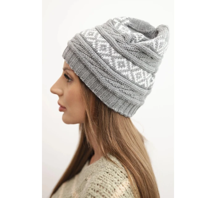 Dámska zimná čiapka so vzorom a vlnou K425 sivá Dámska zimná čiapka so vzorom a vlnou K425 sivá