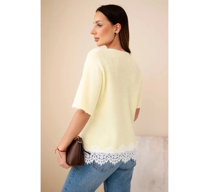 Dámsky sveter s krátkym rukávom a čipkou žltý