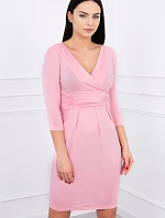 Priliehavé šaty s prestrihom pod prsiami v púdrovo ružovej farbe