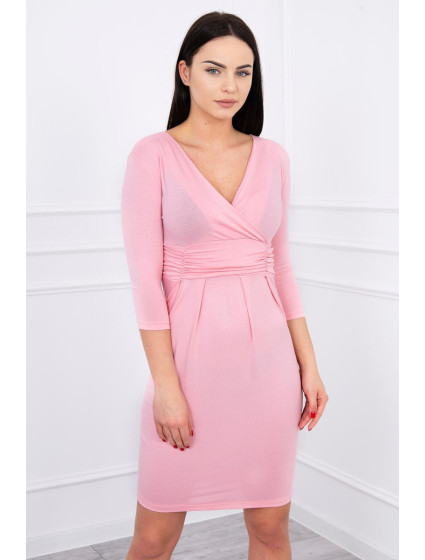 Priliehavé šaty s prestrihom pod prsiami v púdrovo ružovej farbe