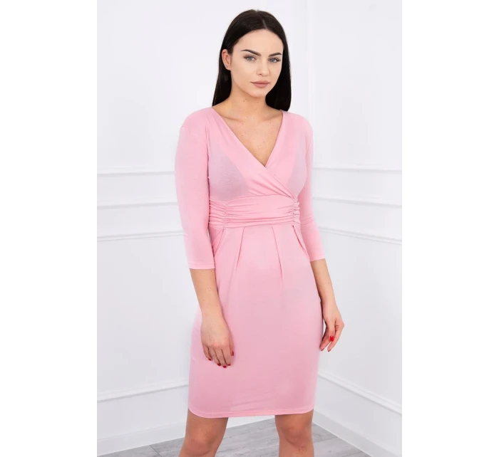 Přiléhavé šaty s průstřihem pod prsy v pudrově růžové barvě Přiléhavé šaty s průstřihem pod prsy v pudrově růžové barvě