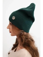 Dámska pruhovaná čiapka z modalu a viskózy s ozdobným gombíkom tmavozelená Dámska pruhovaná čiapka z modalu a viskózy s ozdobným gombíkom tmavozelená
