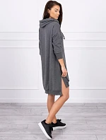 Šaty s kapucňou a dlhším chrbtom v grafitovej farbe
